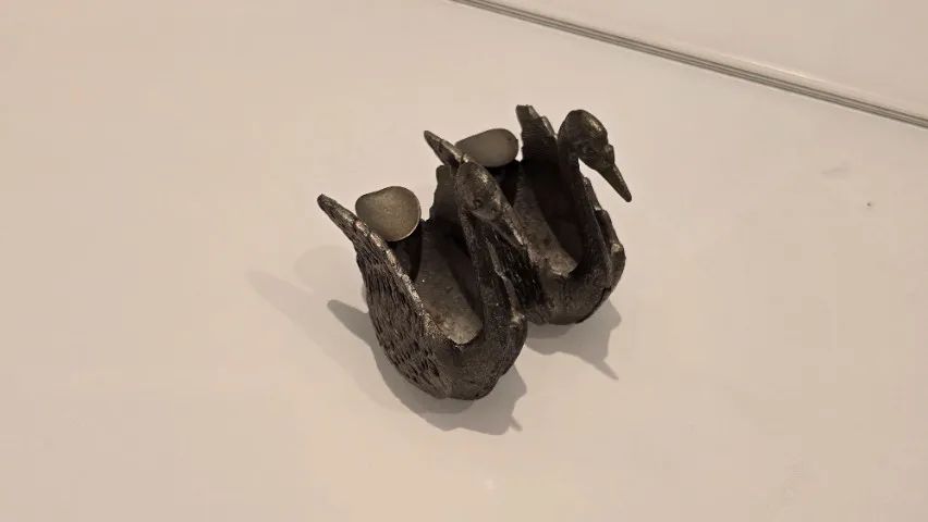 Par de cinzeiros em metal no formato de cisne - Foto 4