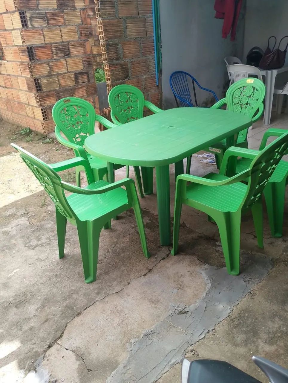 Mesa de Plástico com 6 Cadeiras 