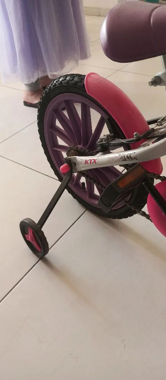 BICICLETA INFANTIL PRINCESAS ARO 1 COM CAPACETE  - Foto 3