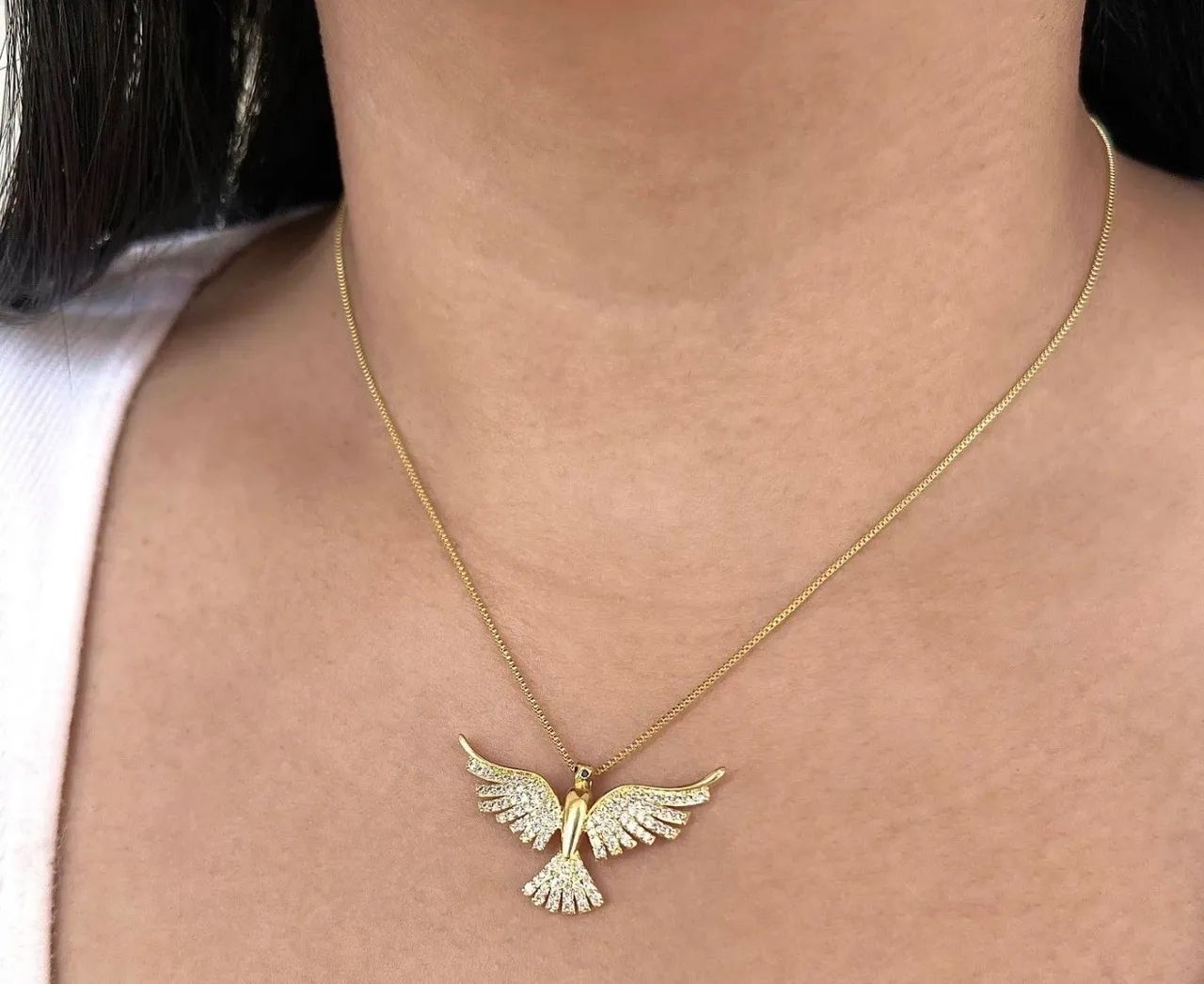 Colar com pingente cravejado Espírito Santo semi joia dourado