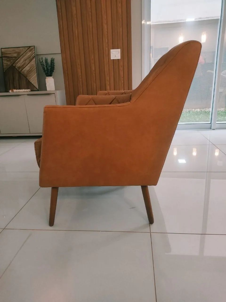 Poltronas em facto marrom pés palito em madeira. - Foto 3