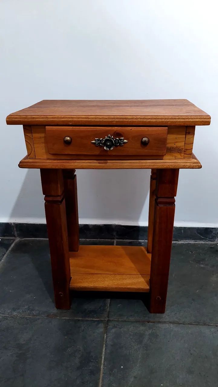 Mesa de cabeceira em madeira