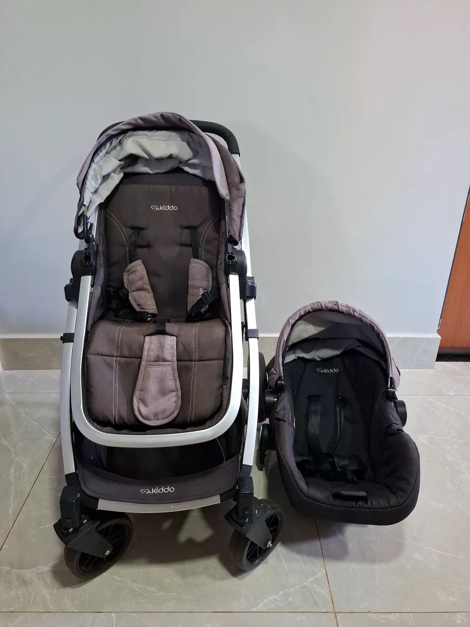 Carrinho de bebê Moisés Kiddo com bebê conforto - Foto 2