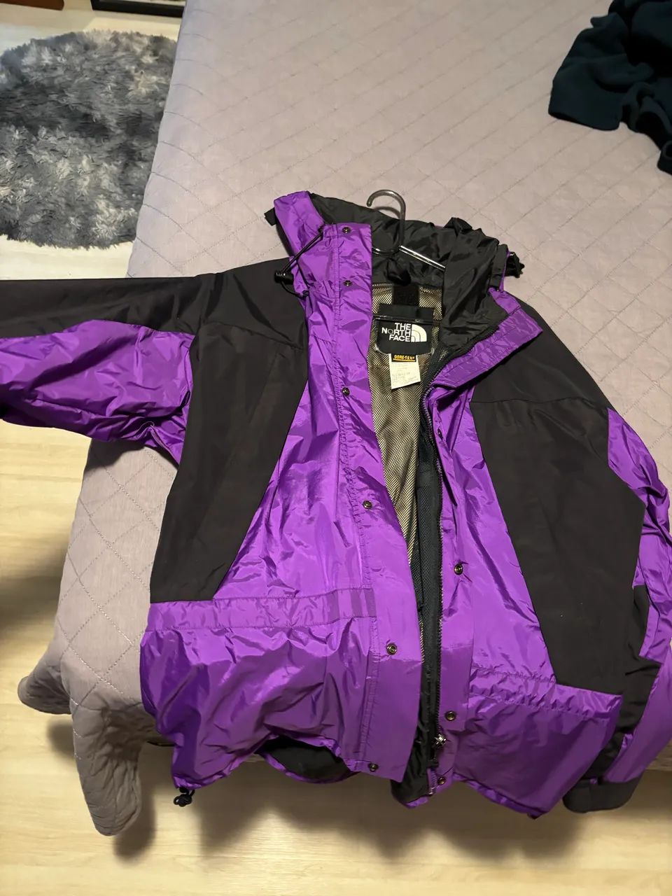 Jaqueta The North Face Gore-Tex Vintage Roxa e Preta