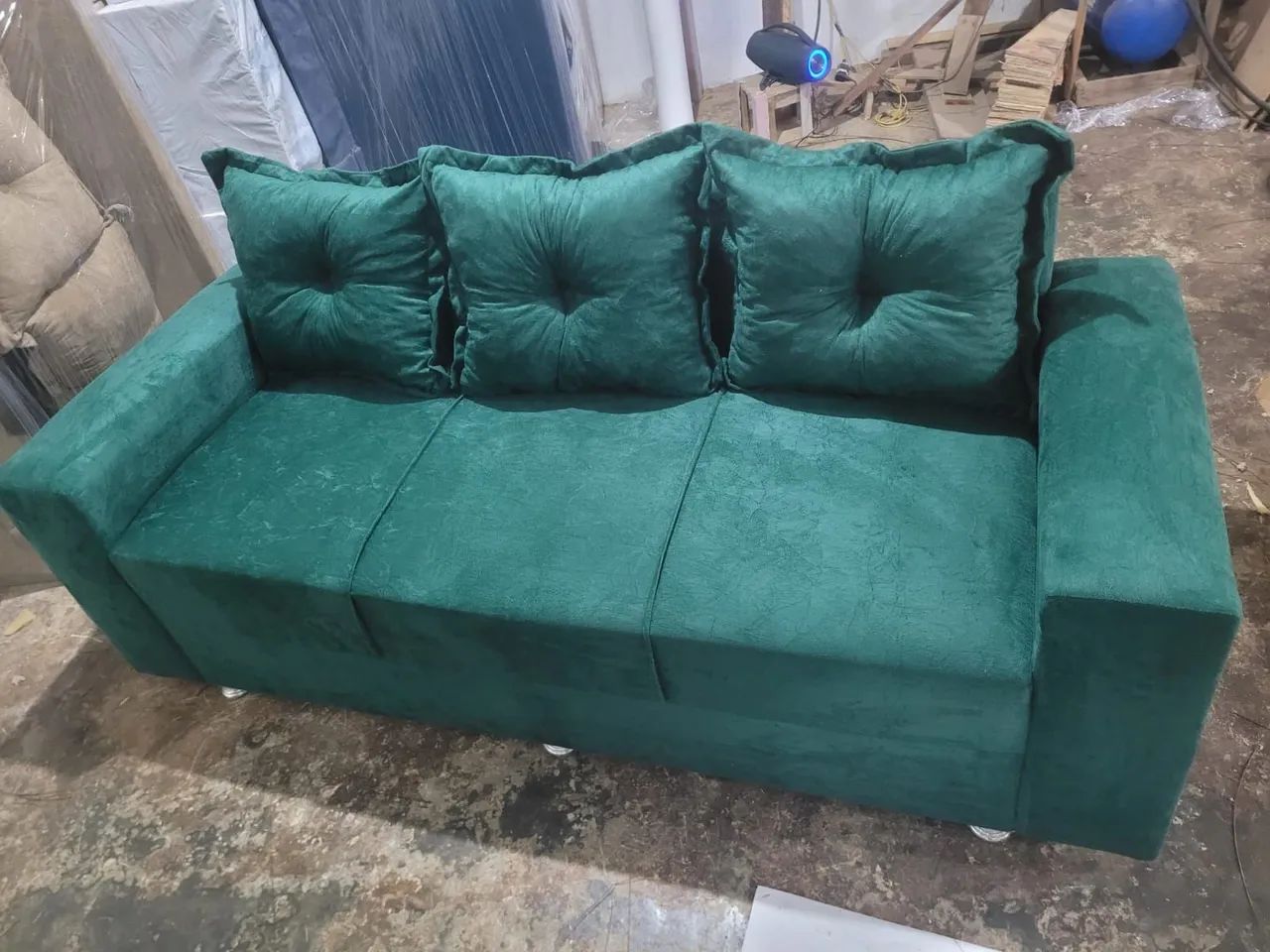 Sofá 3 lugares com puff novos - Foto 3