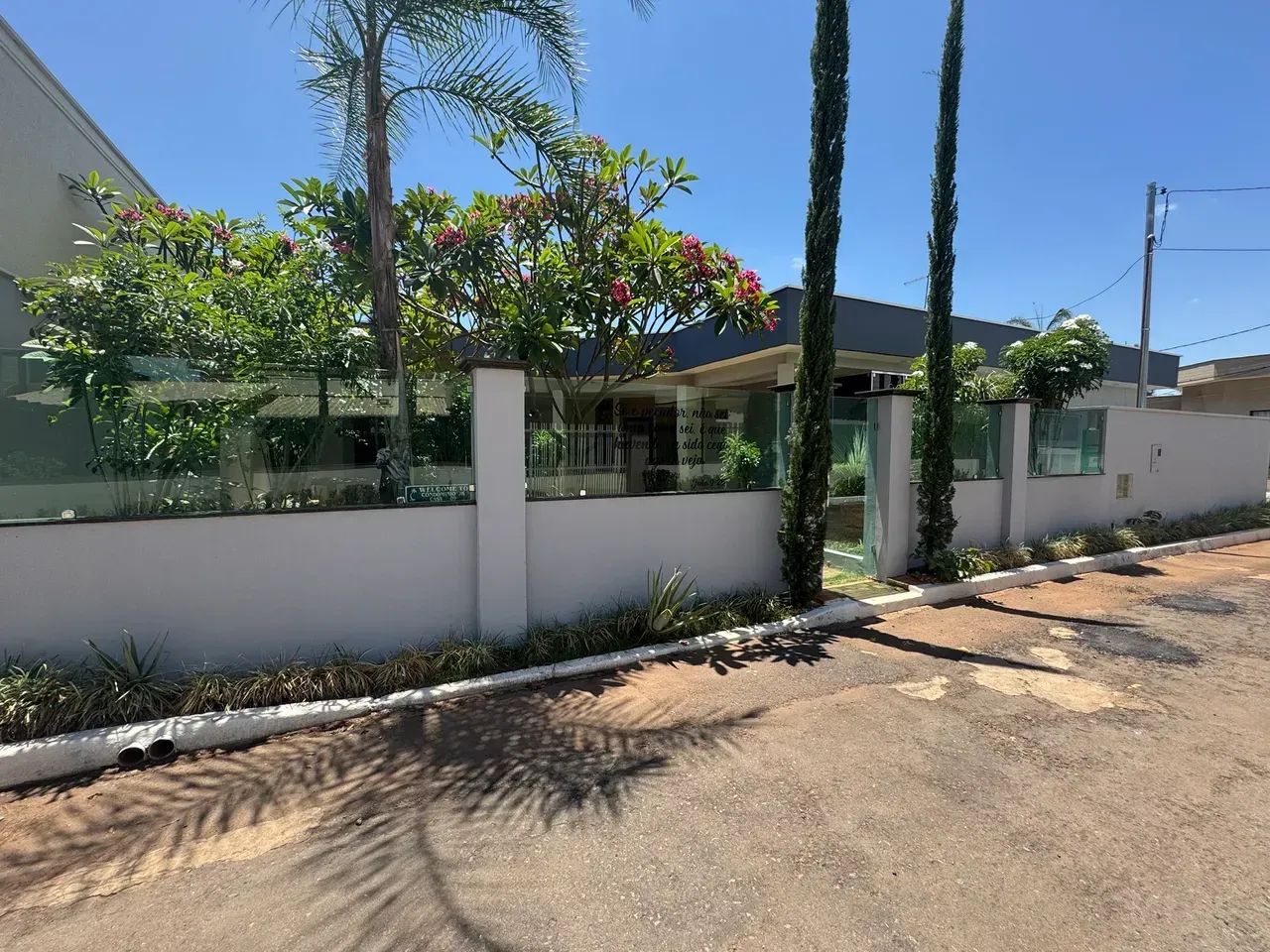 Alugo casa 5 quartos, sendo 4 suite, + escritorio.