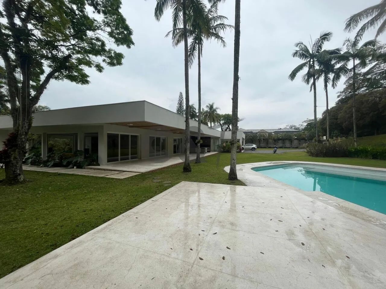 Casa de Condomínio - 5 Dormitórios (4 Suítes) à Venda ou para Alugar na Chácara Flora São 2