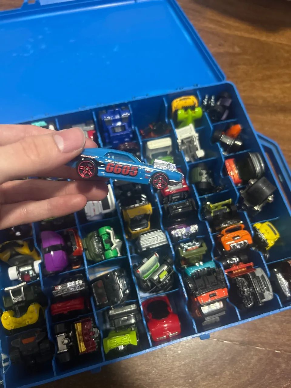 Hot wheels caixa com vários  - Foto 3