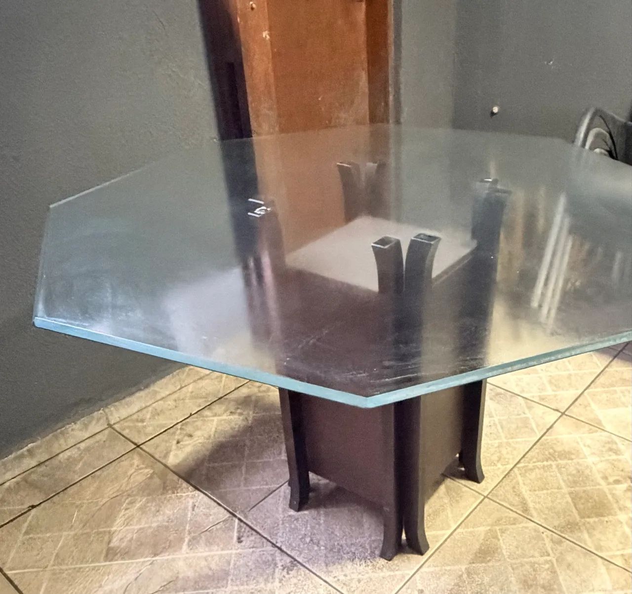 Mesa de madeira com tampo de vidro 