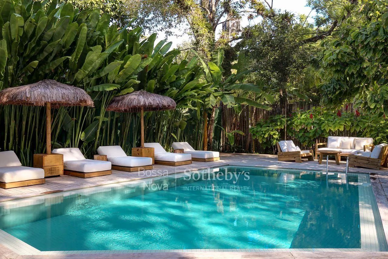 Casa com deck, piscina e ofurô integrados à natureza - Foto 4
