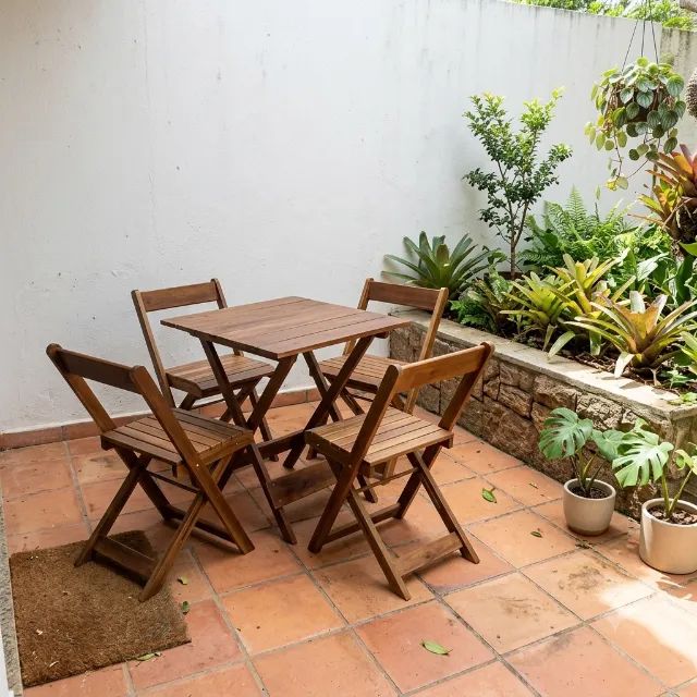 4 Conjuntos mesas/cadeiras de madeira p/bar