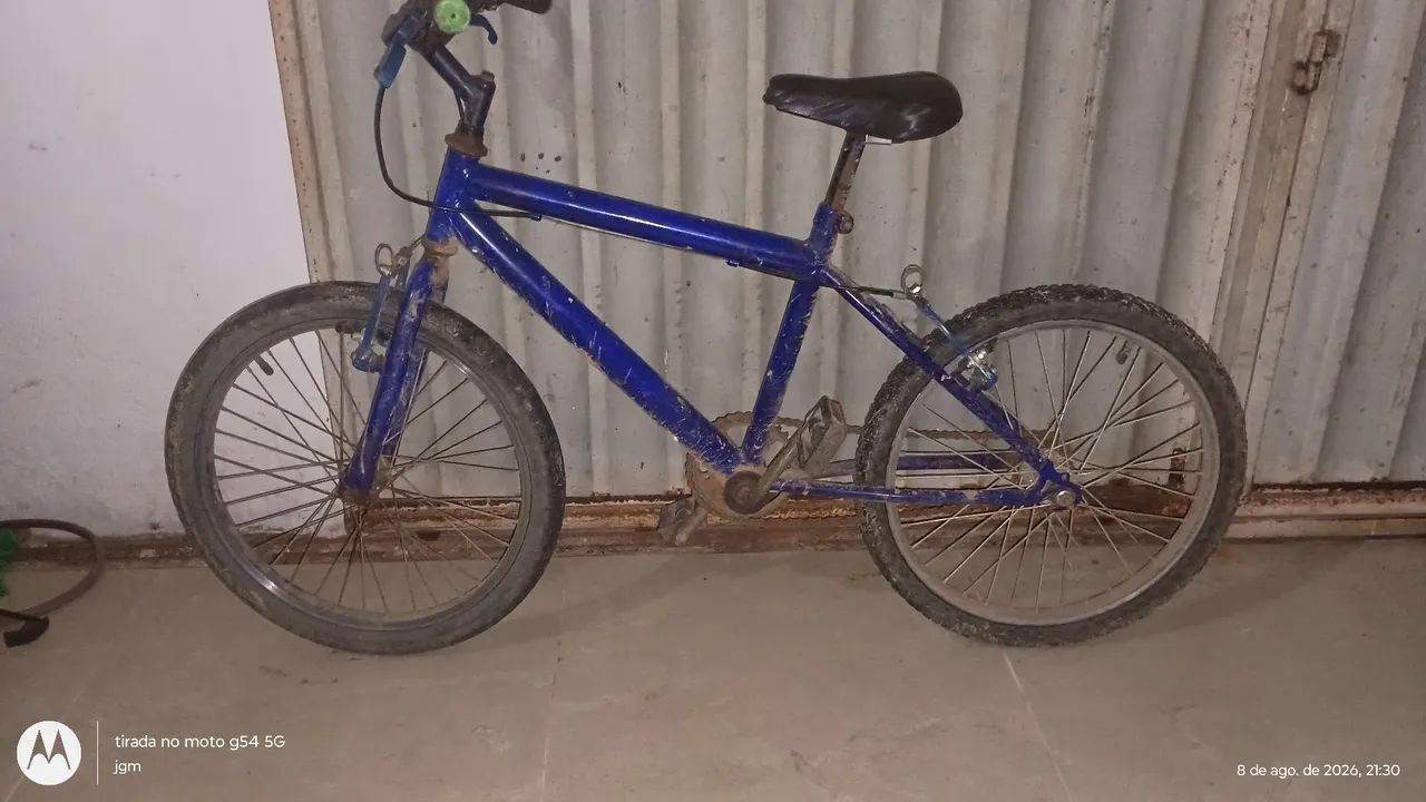 Vende-se uma bicicleta .