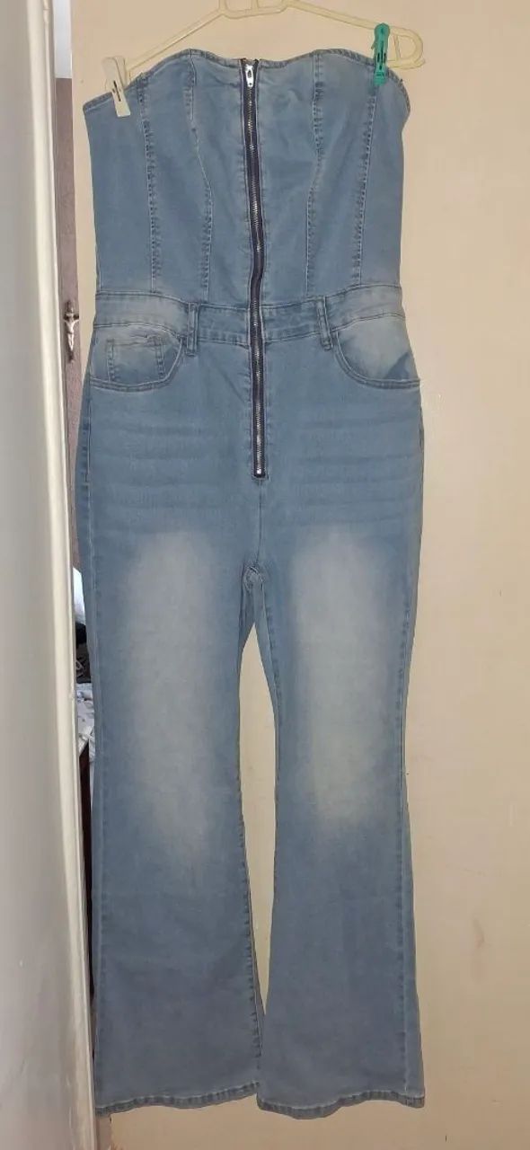 Vendo macacão tomara que caia jeans com lycra. 