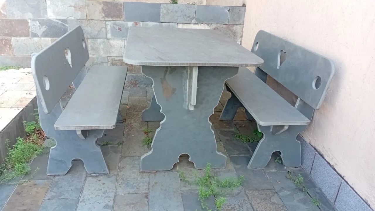Conjunto de mesa e bancos de ardósia