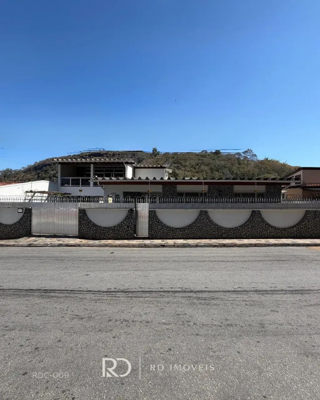 CASA A VENDA - 4 SUITES - AREAL