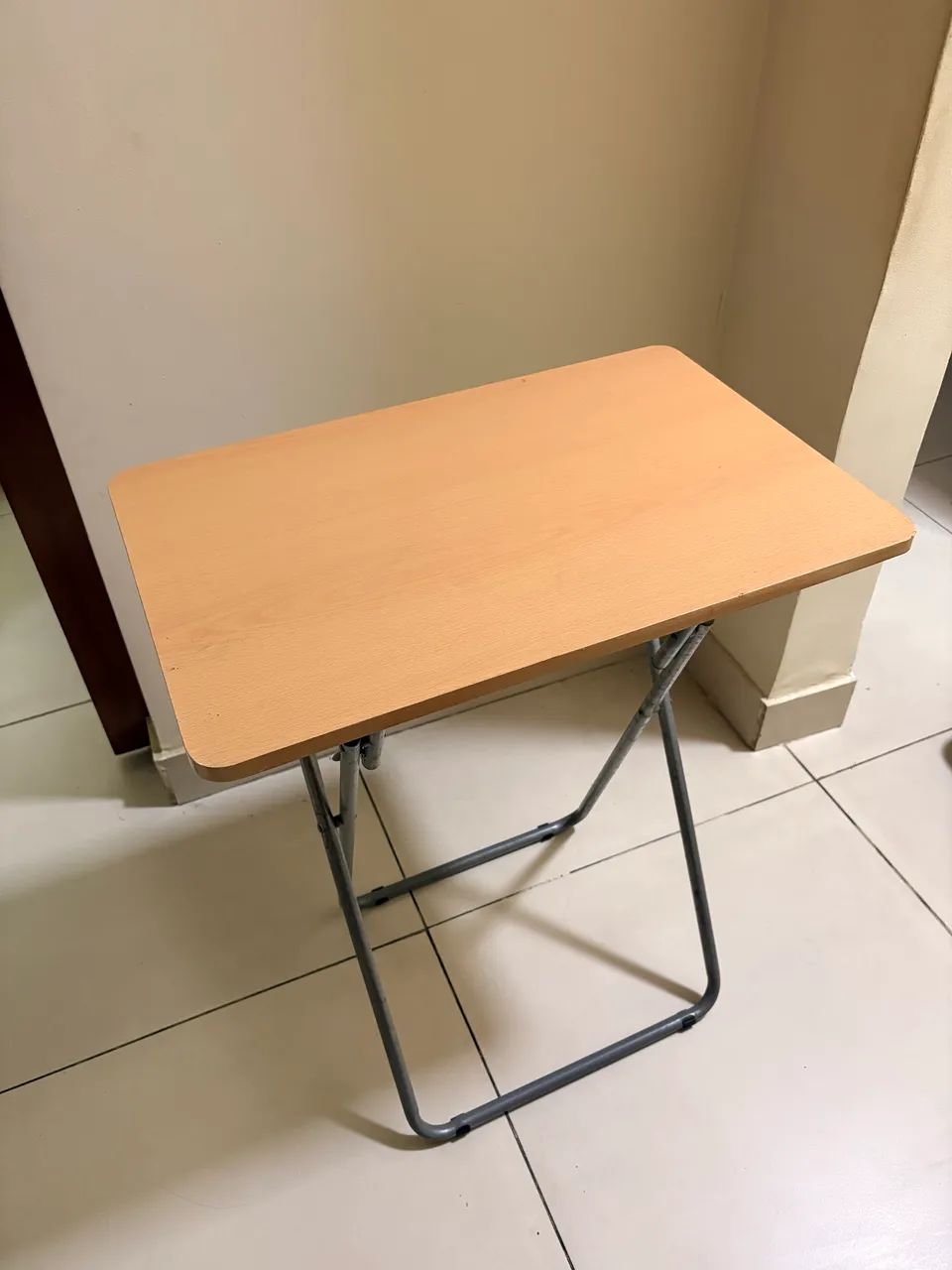 Mesa dobrável pequena  - compacta e prática  - Foto 3