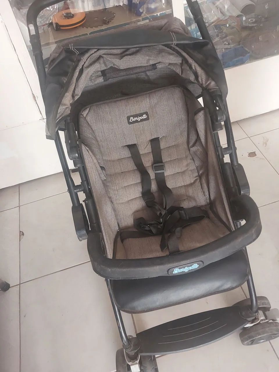 Carrinho de bebe com bebê conforto e base para carro