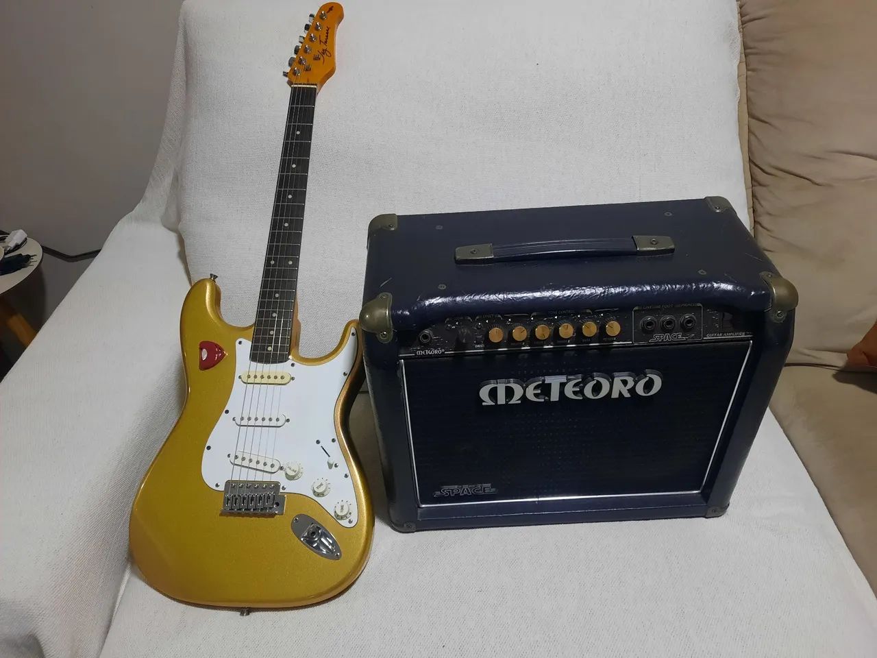 Guitarra com cubo 