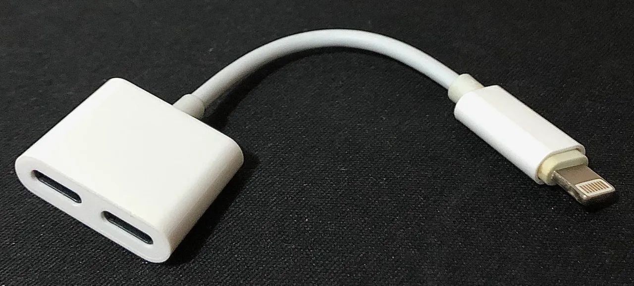 Adaptador Duplo Lightning Talk - Carga e Áudio Simultâneos - Foto 2