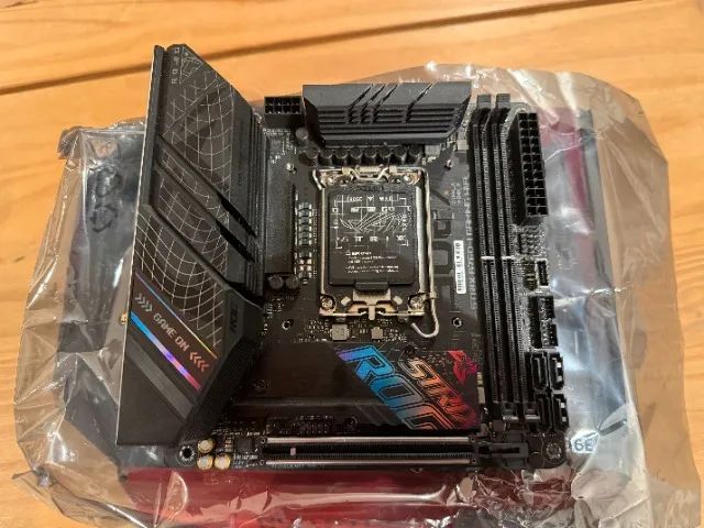 ASUS ROG STRIX B760-I GAMING WIFI 中古美品 Placa-mãe ASUS ROG Strix B760-I Gaming WiFi, socket LGA1700, DDR5