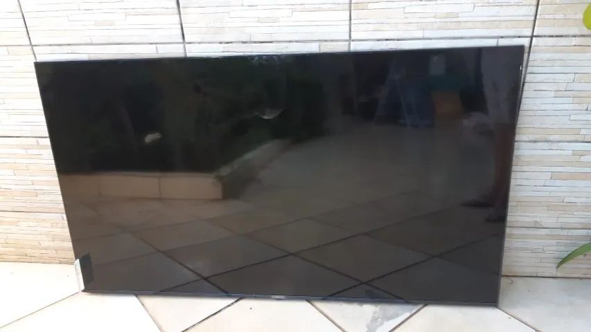 Smart TV LG de 65 polegadas, modelo 65UT8050PSA - TELA QUEBRADA