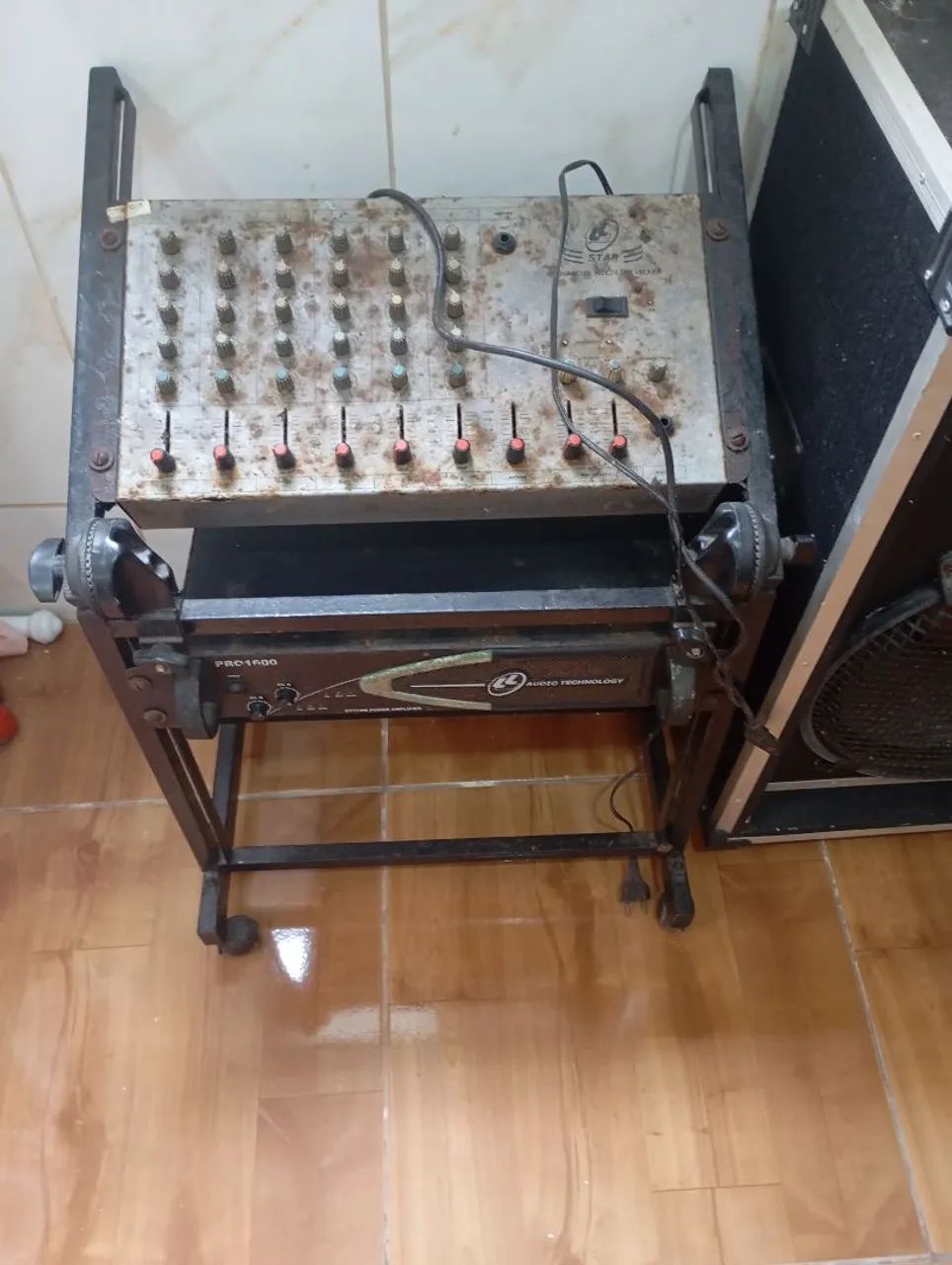 Vendo caixas, mesa de som e potência. - Foto 2