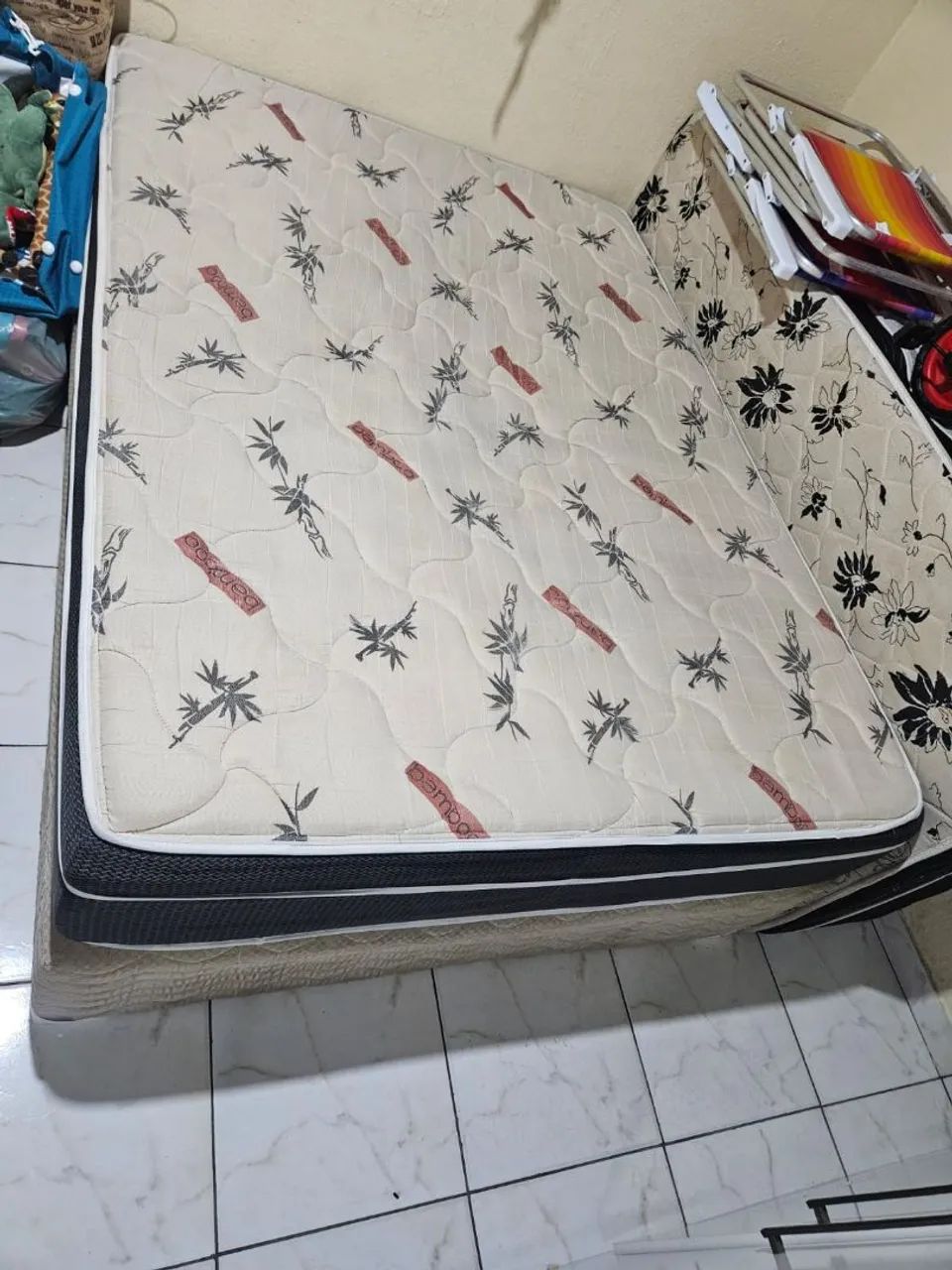 Vendo cama Box de casal com colchão e pés 