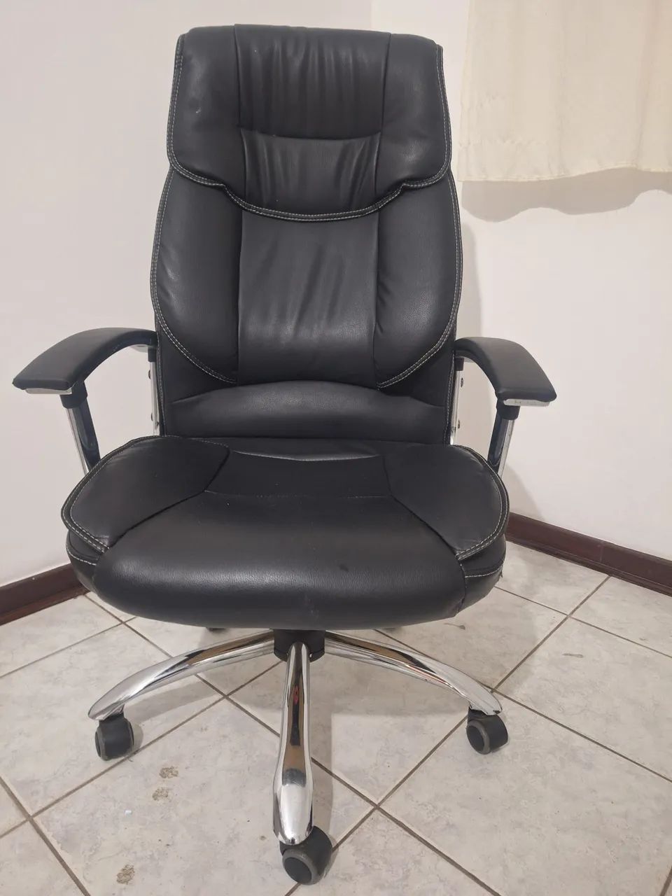 Cadeira Profissional em Couro Importado  - Foto 3