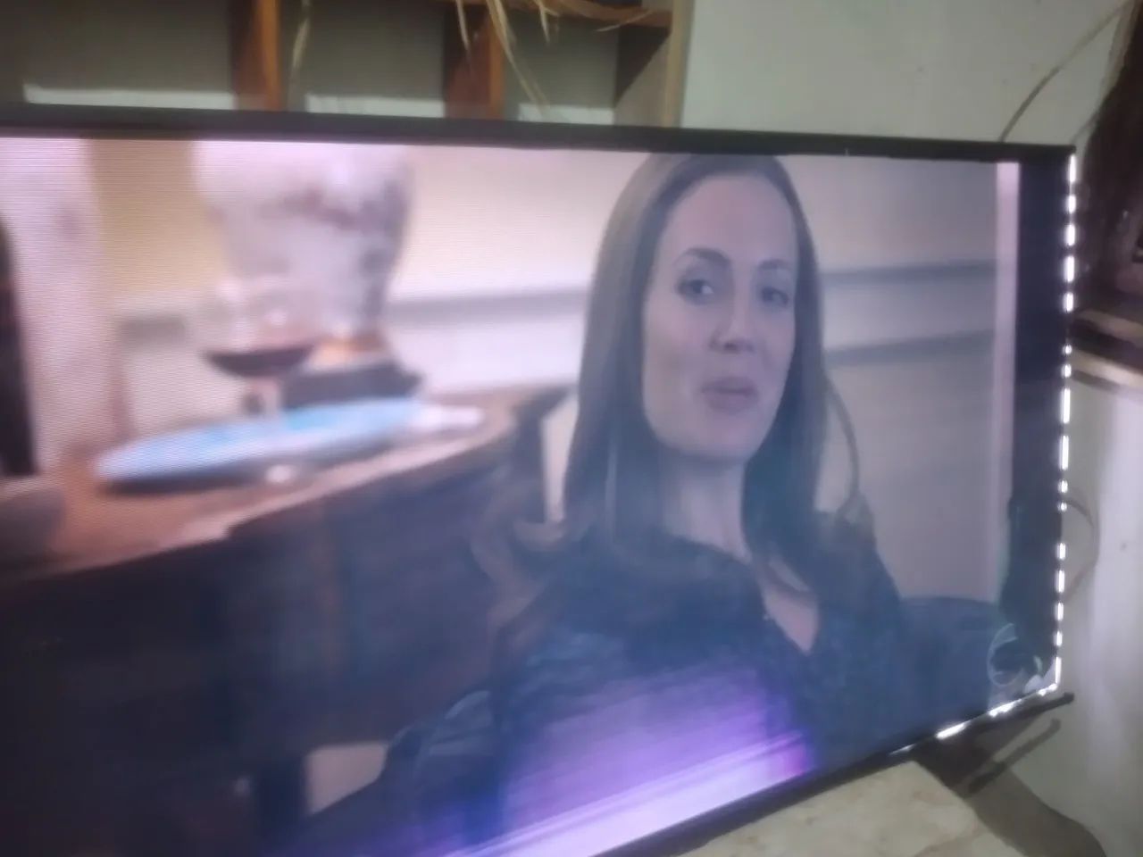 TV Samsung de 48 polegadas levou uma queda para tirar a peça