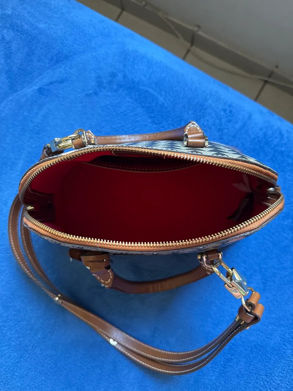 Bolsa Schutz mini tote triangle semi nova.  - Foto 2