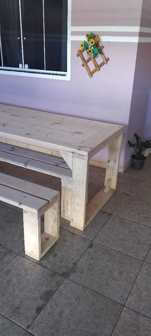 Mesa de madeira e bancos completo 