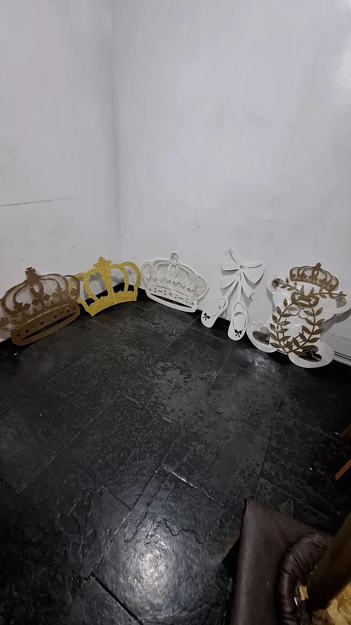 Vendo 5 pecas em mdf (coroas) - Foto 2