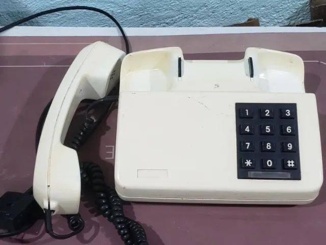 telefone antigo de mesa com discagem rotativa na cor bege - Foto 2