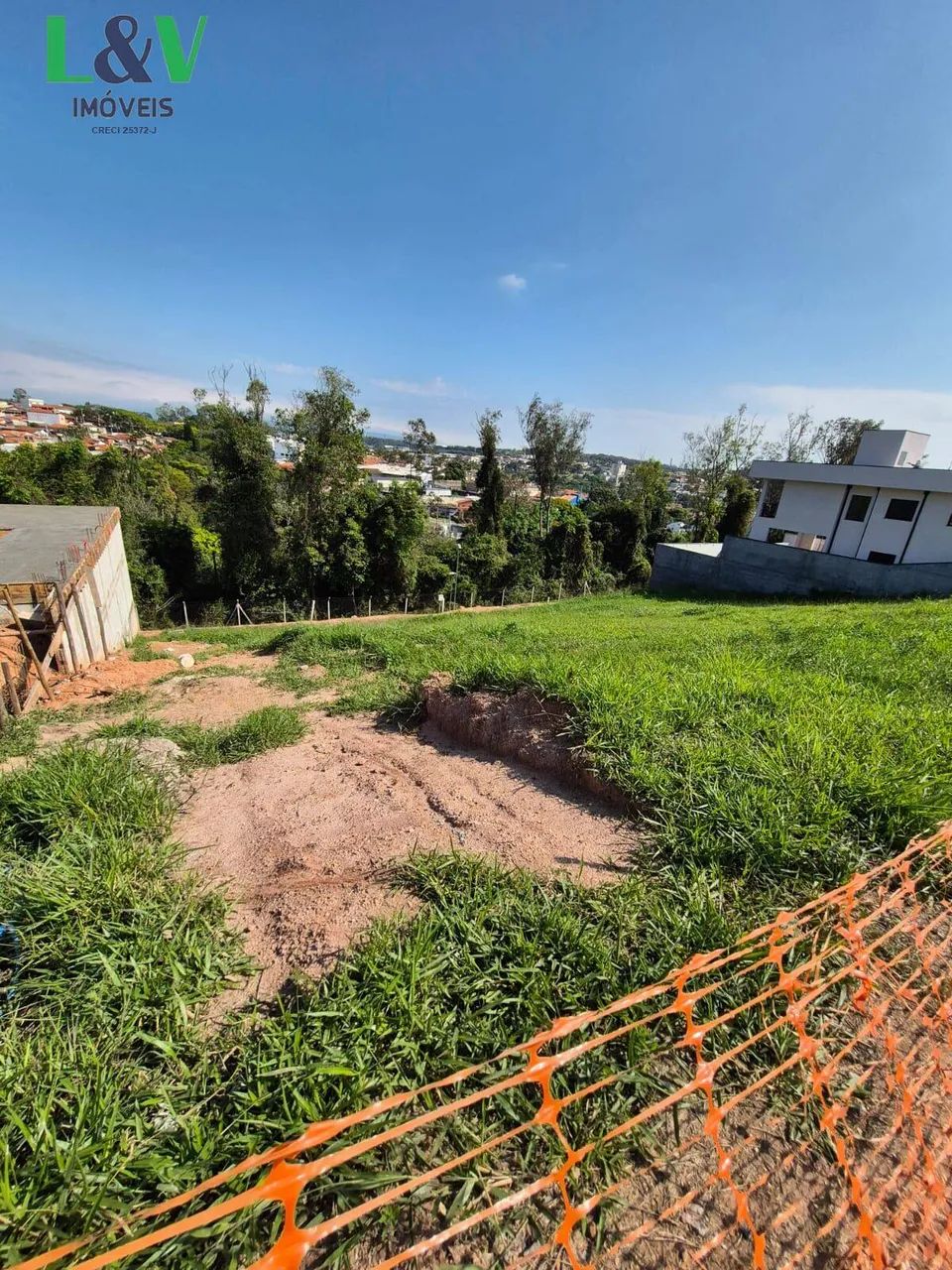 Terreno em declive à venda no condomínio Jatobás - Foto 2