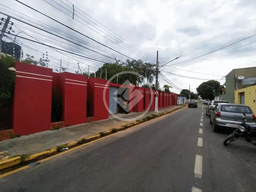 Casa Ampla no centro de Várzea Grande, com 635m² de área construída possui 5 quartos, send - Foto 2
