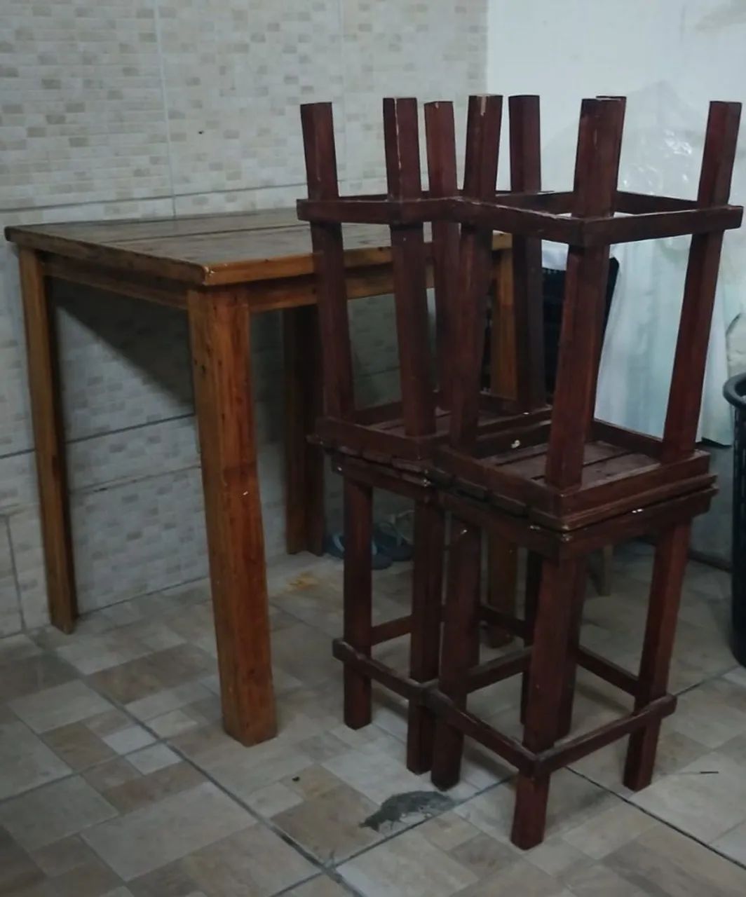 Mesa de madeira com 4 banquinhos - Foto 2