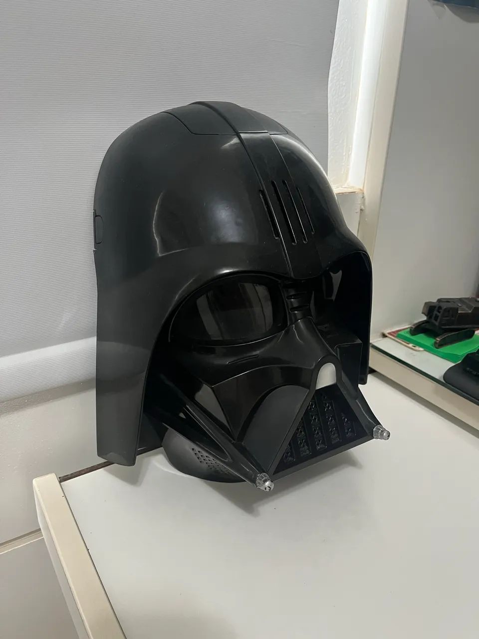 Capacete raro Darth Vader Oficial que emite sons e falas do vilão  - Foto 2