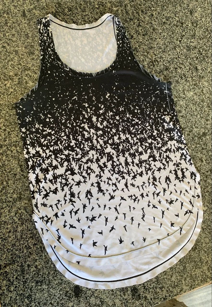 Regata Simples em Preto e Branco 