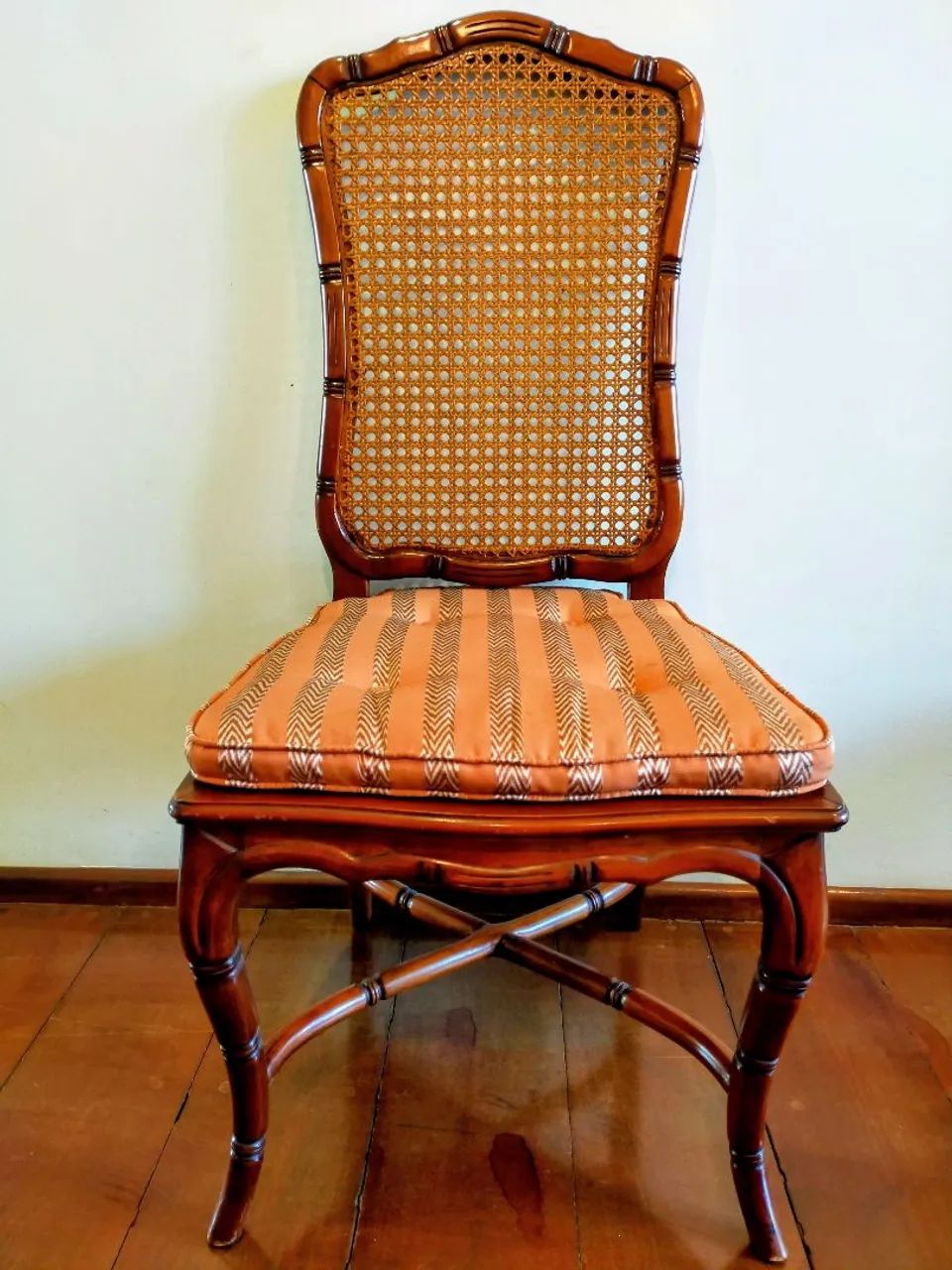 CADEIRAS VINTAGE MADEIRA MACIÇA ENTALHADA  - Foto 3