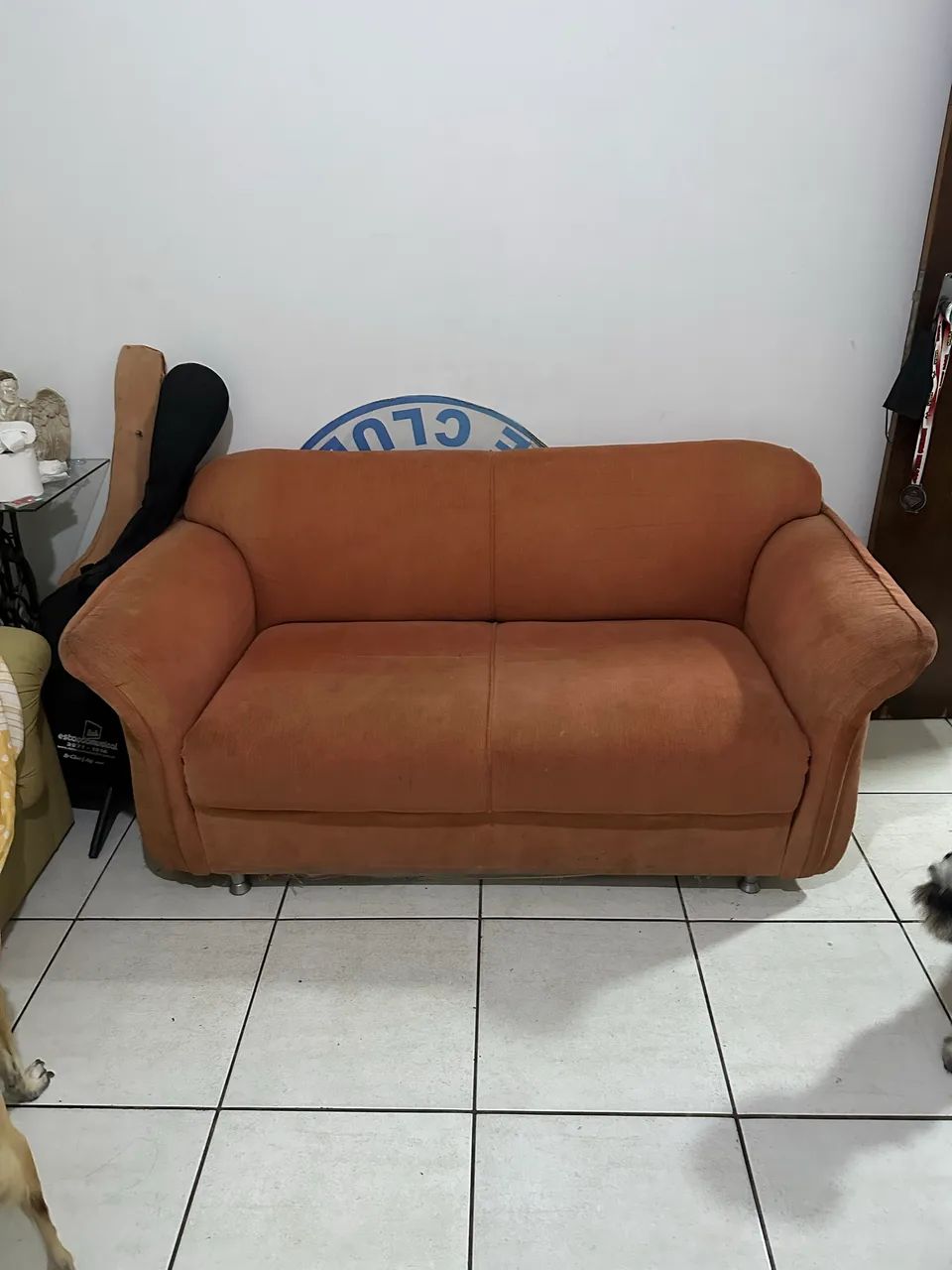 Sofá dois lugares de veludo cotelê laranja  - Foto 4