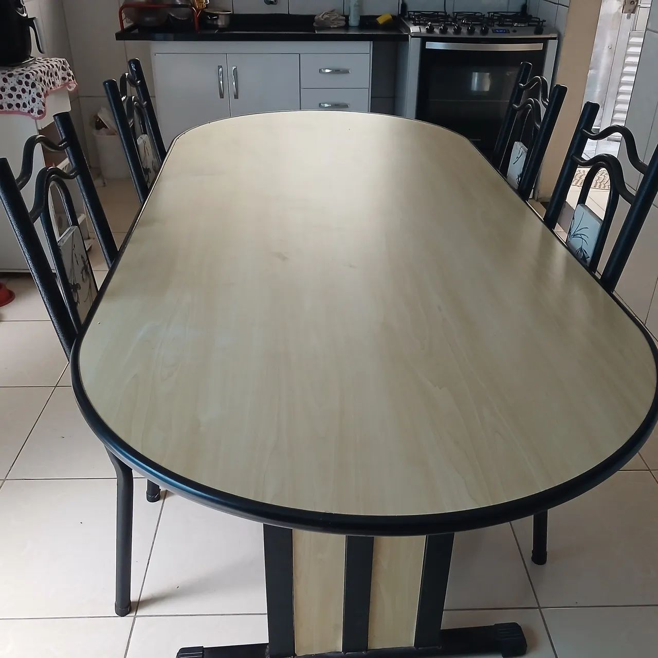 Vendo mesa com 4 cadeiras  - Foto 2