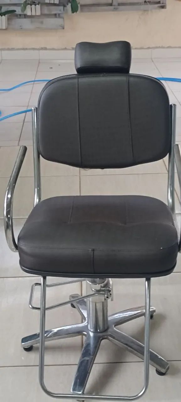 Cadeira Cabeleireiro reformada em ótimo estado  - Foto 3