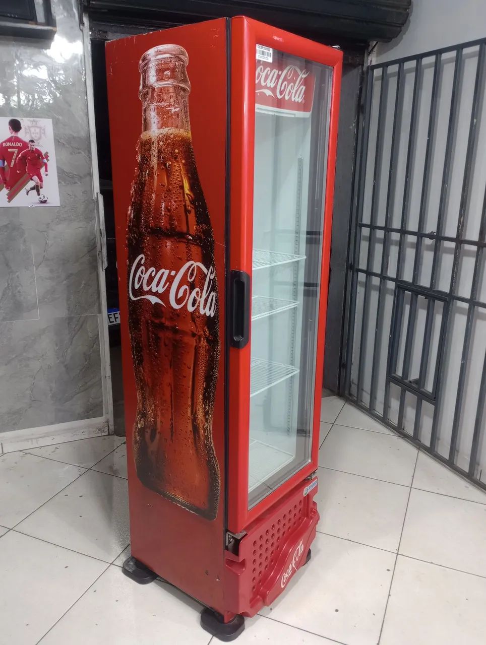 Vendo geladeira expositora coca cola gelando super bem e com garantia ? - Foto 3