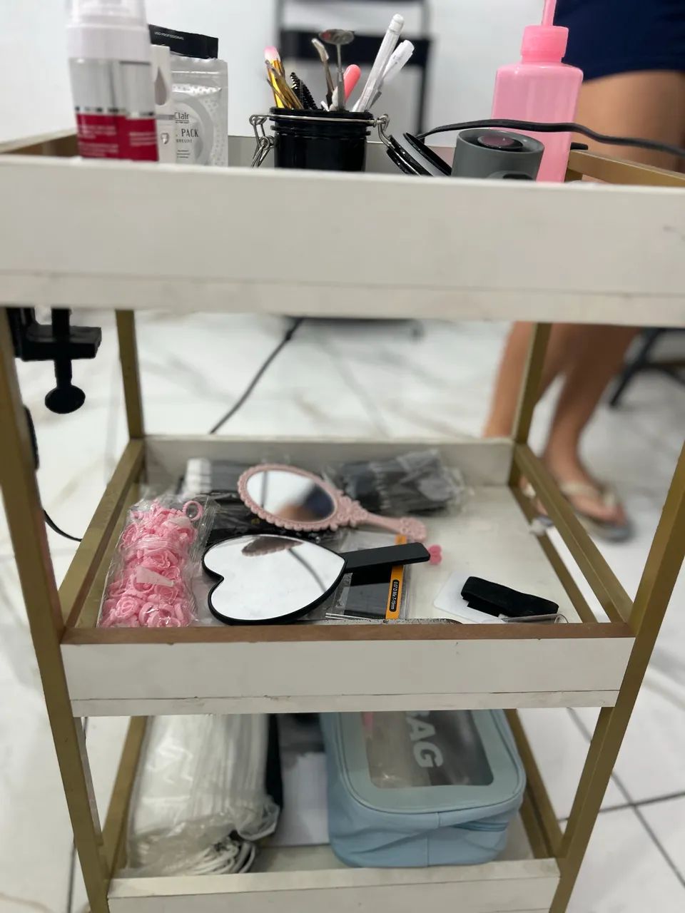 Maca com cadeira e o carrinho de utensílios  - Foto 2