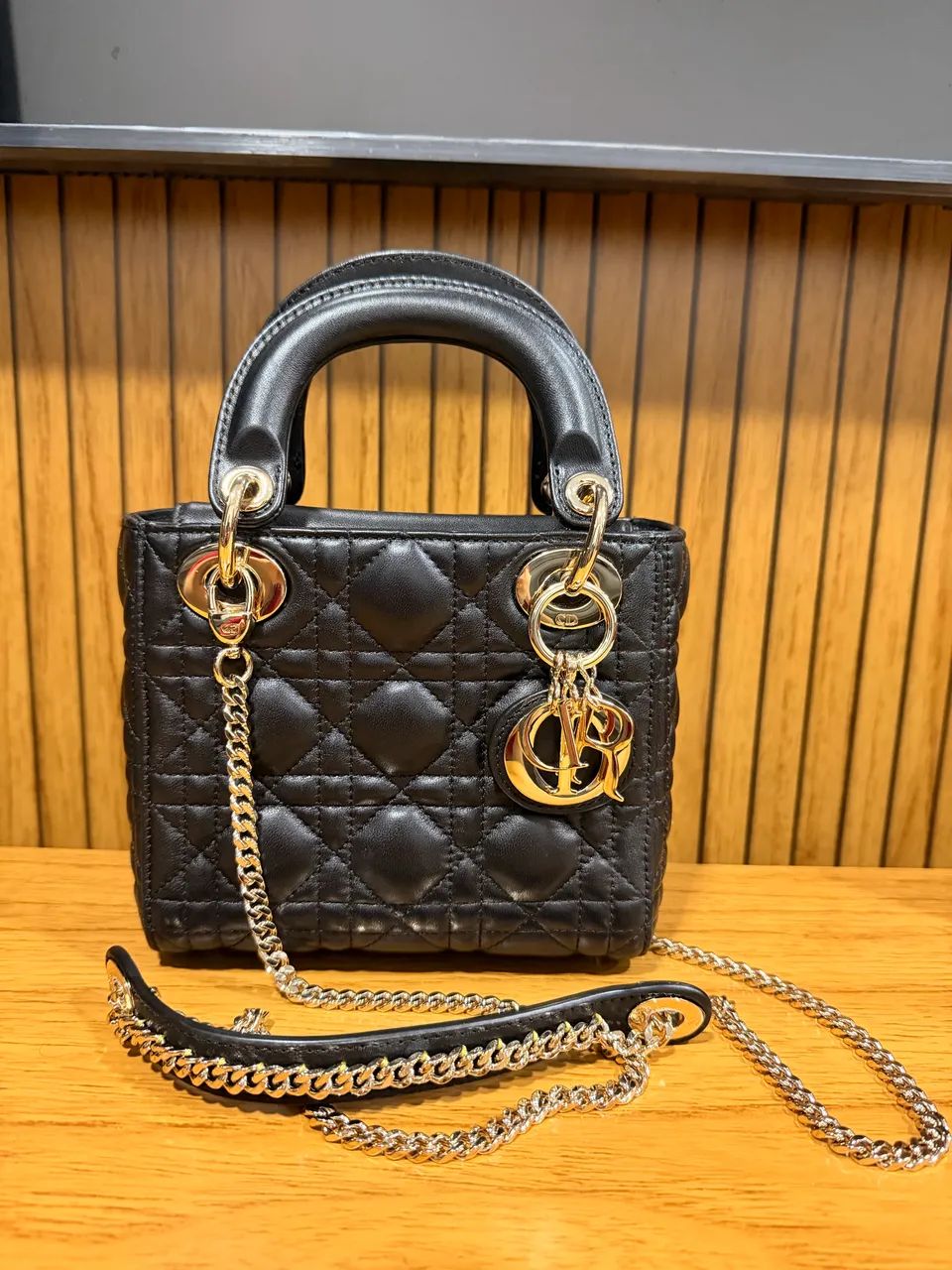 Bolsa Mini Lady Dior, preto com detalhes dourado - Foto 2