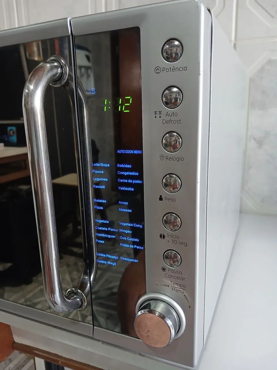 Microondas GE inox espelhado 20L 127V  funcionando perfeitamente  - Foto 4