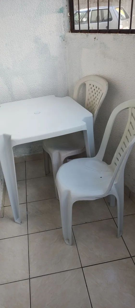 Mesa de plástico com duas cadeiras 