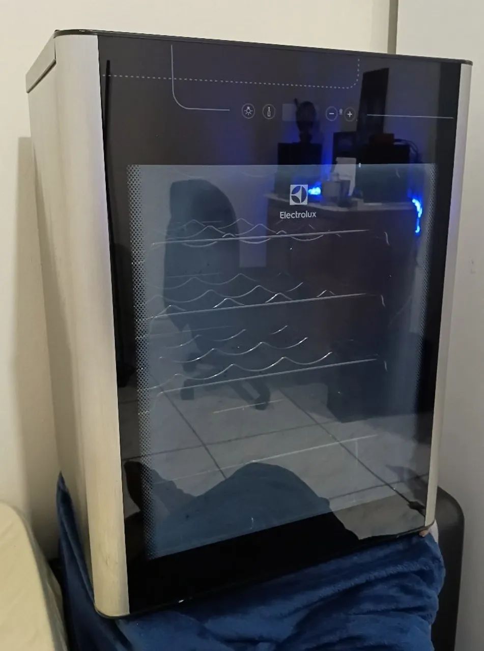 Adega de vinho Electrolux super conservada!