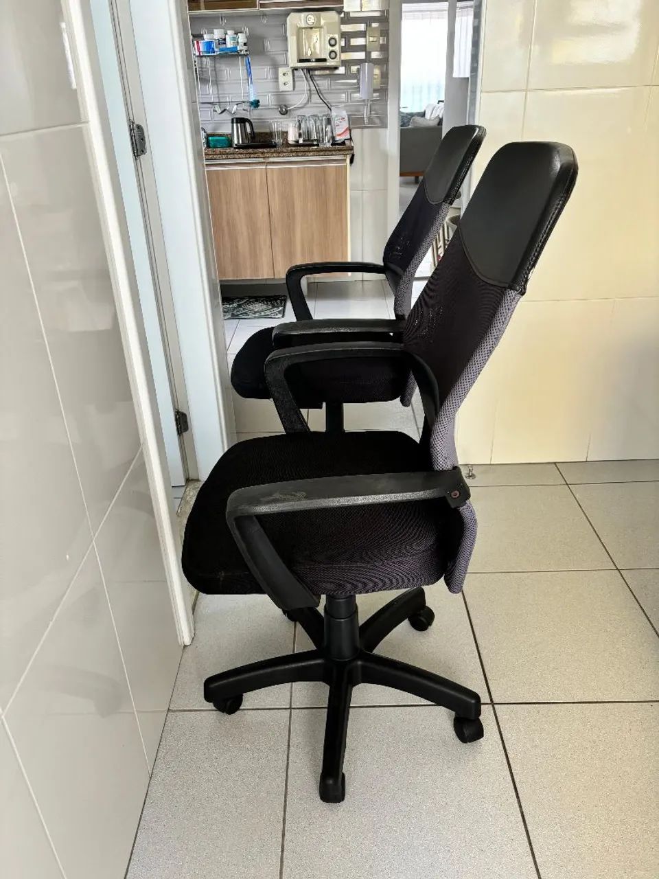 Duas cadeiras executivas- podem ser vendidas separadamente 