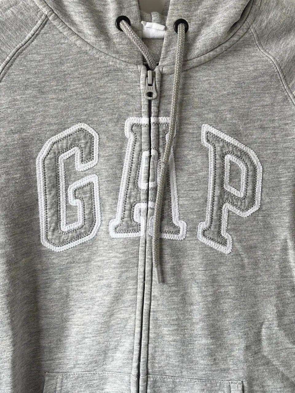 Moletom GAP com logo cinza, zíper e touca  - Foto 3